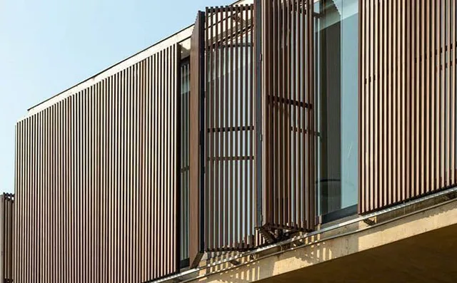Ahşap güneş kırıcı (brise soleil) cephe uygulaması