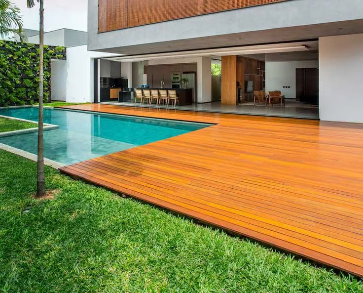 Havuz kenarında Iroko deck uygulaması