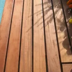 Deniz kenarında Sapelli deck uygulaması