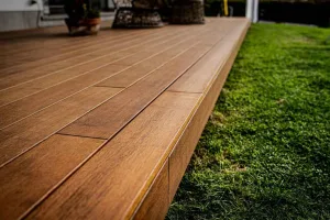 Sapelli deck ve ahşap bank detayı
