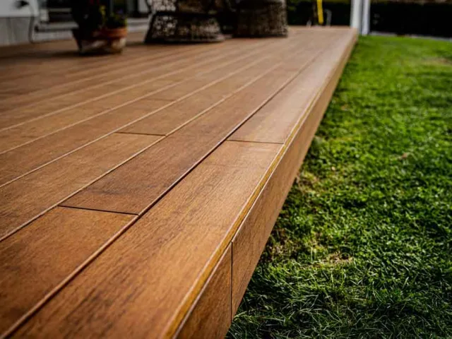 Sapelli deck ve ahşap bank detayı
