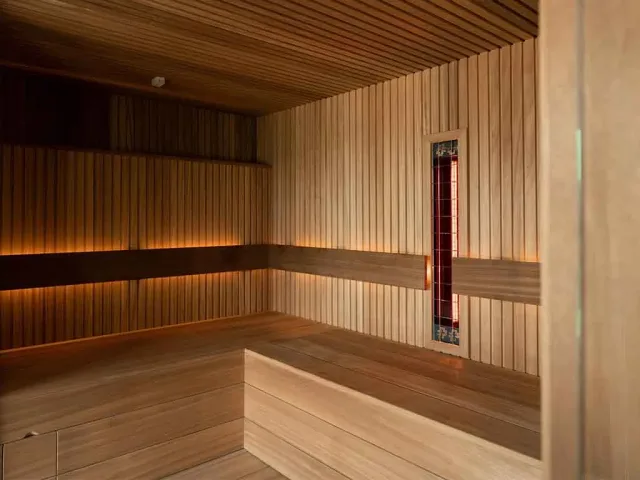 Sauna içi ahşap oturma ve zemin uygulaması